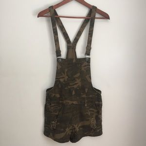 NWOT Distressed Camouflage Overall Shorts (L)